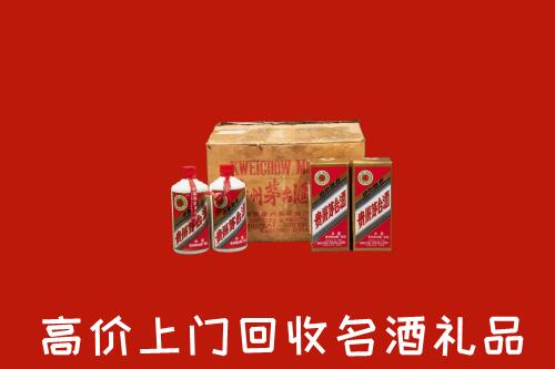 附近收购：巴塘县回收铁盖茅台酒